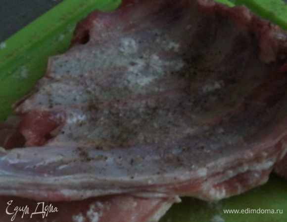 Бараньи ребрышки промыть, просушить. Посолить, поперчить и присыпать мукой. Обжарить на растительном масле до румяной корочки с обеих сторон.