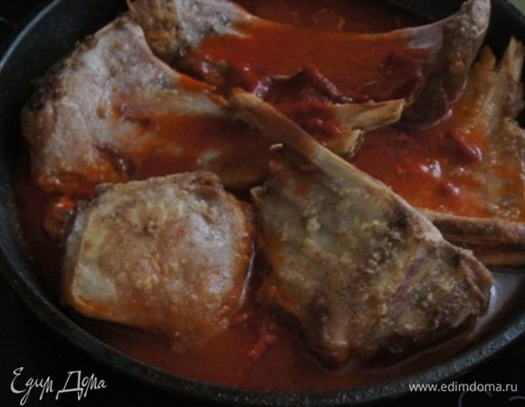 В эту же сковороду добавить томатную пасту и влить кипяток. По вкусу добавить приправы, я только посолила немного. Выложить ребрышки и тушить 40 минут на медленном огне, перевернув пару раз.