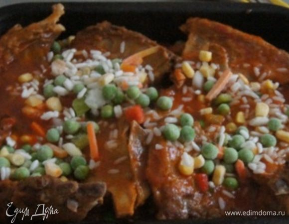 Духовку разогреть до 180°C.
В форму для запекания выложить половину овощей (у меня была смесь с грибами), ребрышки, остальную смесь. Залить все соусом в котором тушилось мясо.
Тушить в духовке около 45 минут.