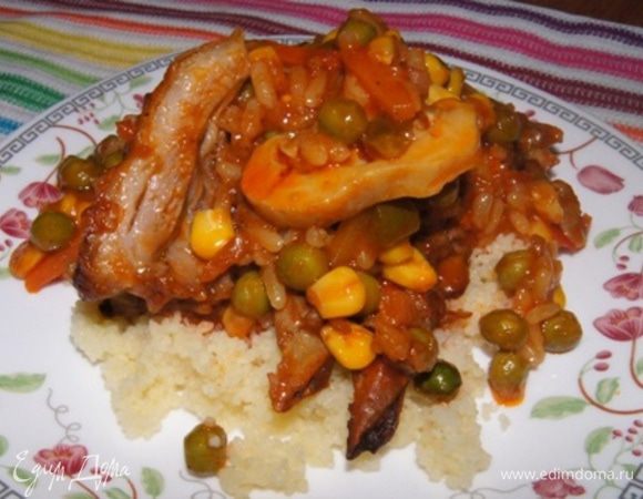 Подавать готовое ароматное мяско с вашим любимым гарниром. Я заварила  кускус, согласно инструкции.
Сытное, ароматное блюдо для осенне-зимнего обеда!