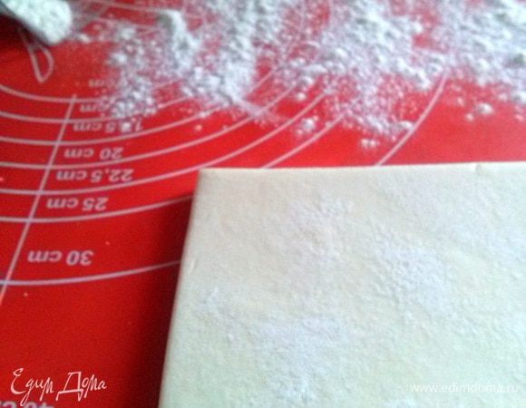 Разморозить тесто. Раскатать в одном направлении. Не старайтесь раскатывать тонко, чтобы тесто не потеряло свое свойство пушистости и слоености.