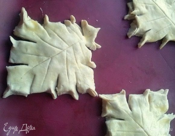 Выкладываем листики на противень с силиконовым ковриком и ставим в разогретую до 180°С духовку. Выпекать до румяности около 25-30 мин. 