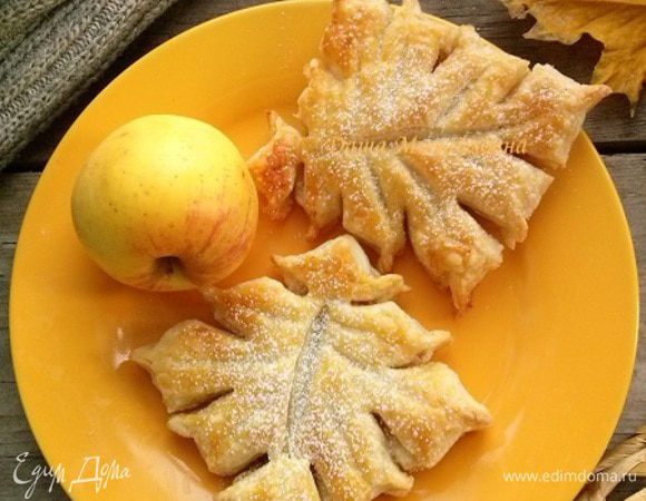 Готовые листики присыпать сахарной пудрой.