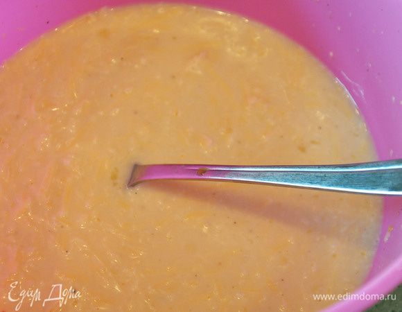 Добавить мягкое сливочное масло и снова взбить.