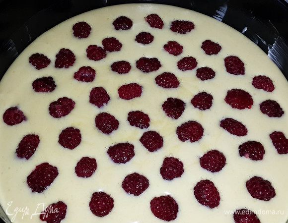 Вылить тесто в форму. Сверху выложить малину.