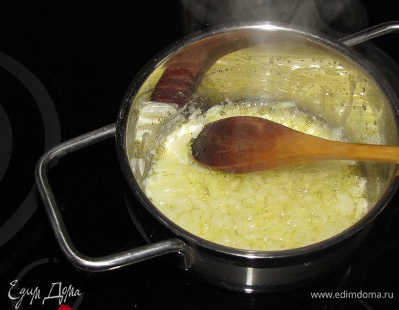 В небольшом сотейнике или кастрюльке с толстым дном растопить сливочное масло. Обжарить мелко нарезанный белый лук до мягкости.