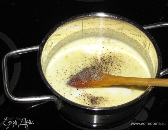 Всыпать муку и жарить 30 секунд, интенсивно помешивая. Влить молоко и, помешивая, довести до загустения. Добавить перец и мускатный орех.