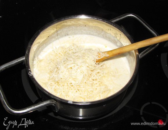 Добавить тертый пармезан.