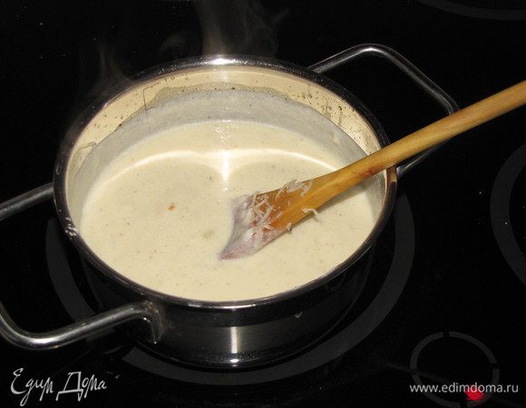 Перемешать и попробовать на соль. Если нужно, подсолить по вкусу. Оставить соус, чтобы немного остыл.