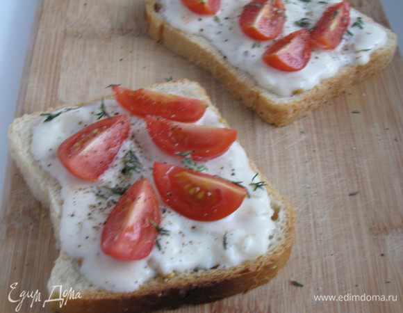 На сырный соус выложить разрезанные помидорки черри, посыпать листиками тимьяна, слегка сбрызнуть соевым соусом. Можно обойтись без соевого соуса.