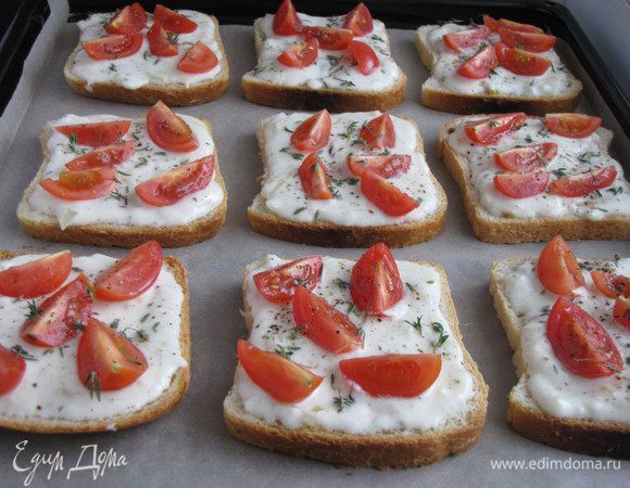 Выложить на противень, застеленный пекарской бумагой. Поставить в разогретую до 200°С духовку на 10 минут, до зарумянивания.