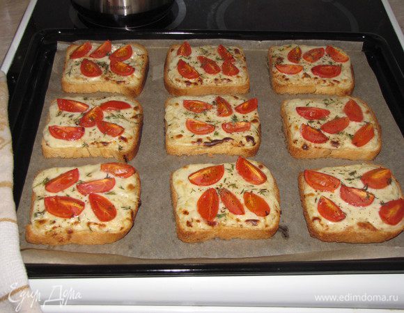 Через 10 минут достать противень. Тосты готовы!