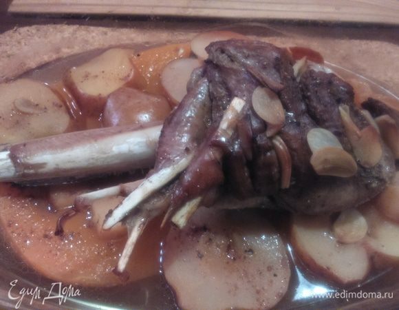 Тыкву и яблоки нарезать длинными дольками шириной до сантиметра, выложить на дно посуды для запекания с высокими краями, лучше прозрачной. Присыпать сверху корицей.