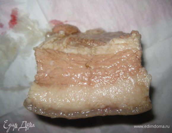 Через сутки достаем из рассола, обсушиваем.