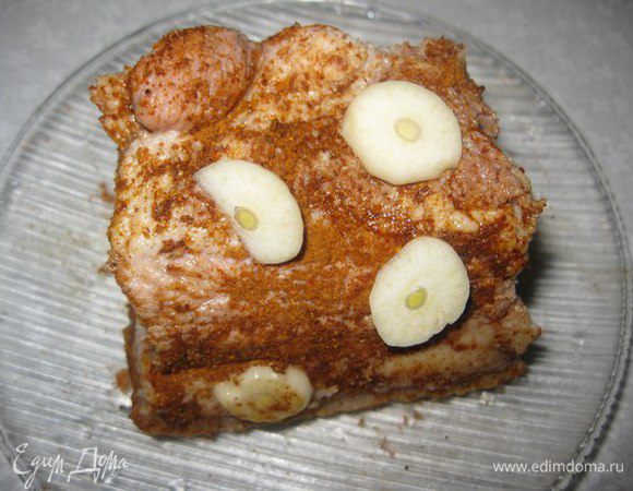 Натираем красным перцем с измельченным или порезанным чесноком.