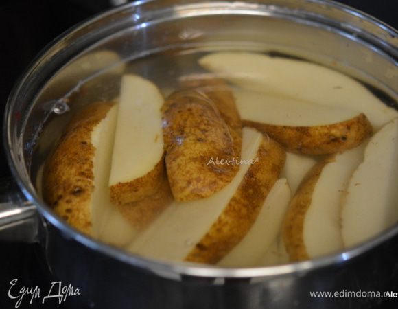 Картофель крупный помыть, разрезать на крупные дольки. Положить в кастрюлю и залить холодной водой, добавить соль, довести до кипения и варить 2 мин. с открытой крышкой. 