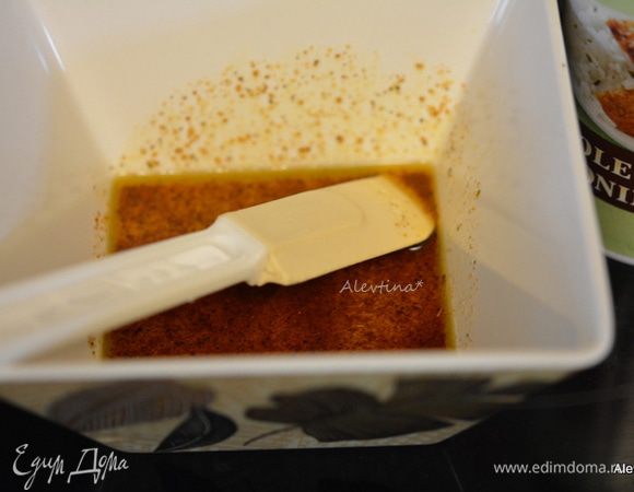 Смазать противень 1 ст.л. масла, смешать специи в отдельной емкости и 3 ст.л. масла.