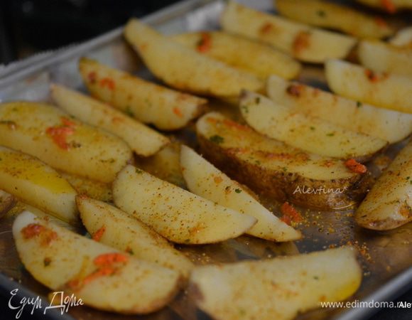 Прогреть духовку до 220°C. 
Слить воду с картофеля. Дать слегка остыть. Выложить на приготовленный противень. У меня на фото есть вкрапления моркови,я использую вместо соли овощную смесь специй на соли http://www.edimdoma.ru/retsepty/54006-ovoschnaya-zagotovka примерно 1/2 ст.л.
Смазать картофель по отдельности смесью пряной. Посыпать черным молотым перцем. Поставить в духовку на 30 минут.