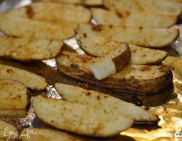 Готовый картофель достанем из духовки. Выложить на общее блюдо и украсить зеленью. Подавать горячим. 
Приятного аппетита!