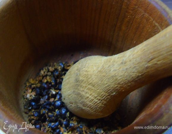 Ягоды можжевельника разотрите в ступке.