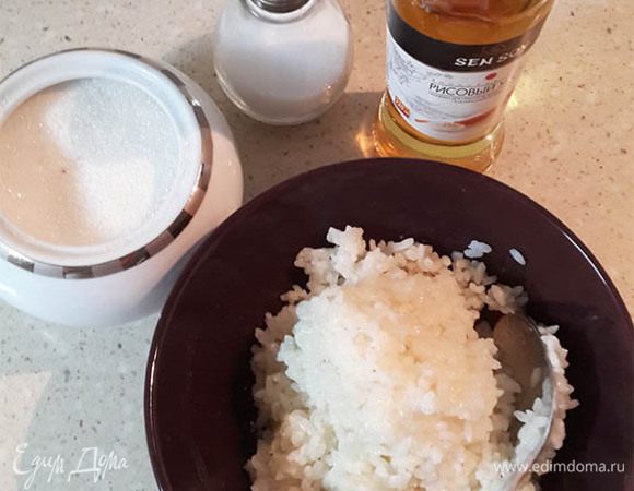 Приготовить рисовую начинку. В кастрюльку положить промытый рис, залить водой, отварить. В горячий рис положить соль, сахар и уксус. Перемешать и дать настояться минут 10-20.