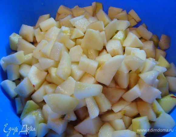 Груши и яблоки нарезать кусочками и полить соком одного лимона.