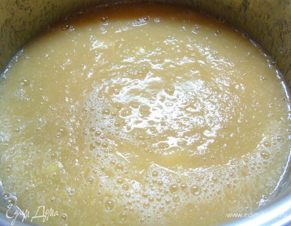 Взбейте блендером и поставьте на огонь, как закипит варите помешивая 15-20 минут.