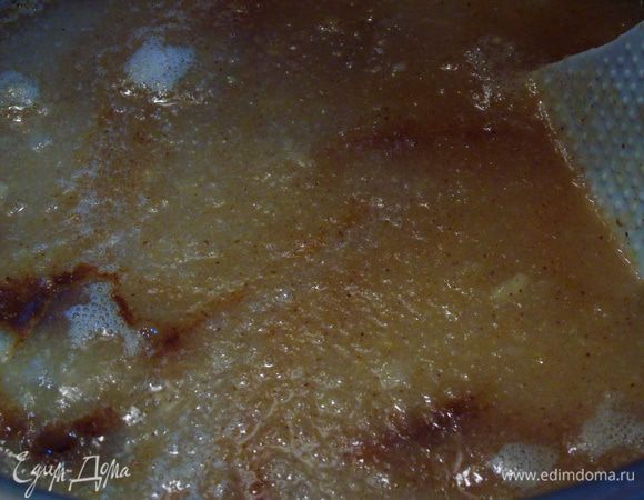 В варенье добавьте корицу и кардамон, перемешайте.