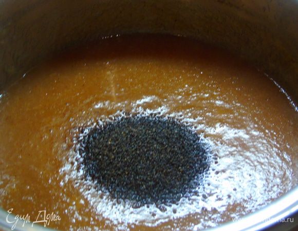 Всыпьте мак и варите еще 10-15 минут.