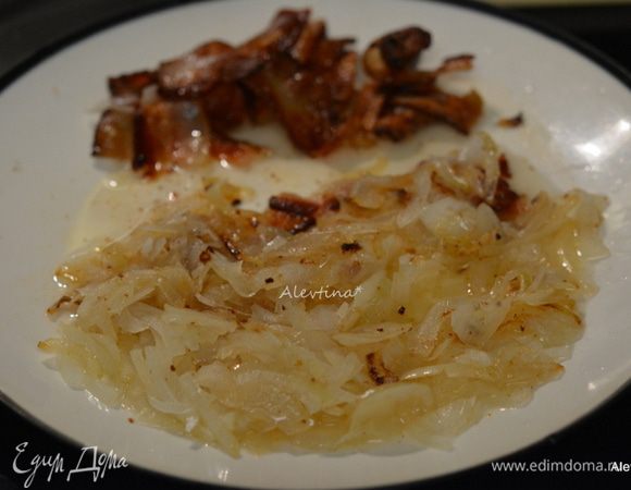 На большой сковороде разогреть масло. Обжарить лук. Затем бекон. Примерно 10 мин. Переложить все на тарелку.
У меня количество продуктов сделано на 4 порции.