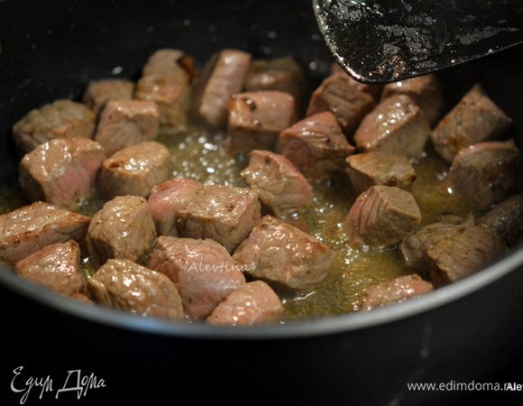 Затем обжарить говядину кубиками на той же сковороде 7-10 мин. Обсыпать мукой, перемешать. Готовить 1 мин.