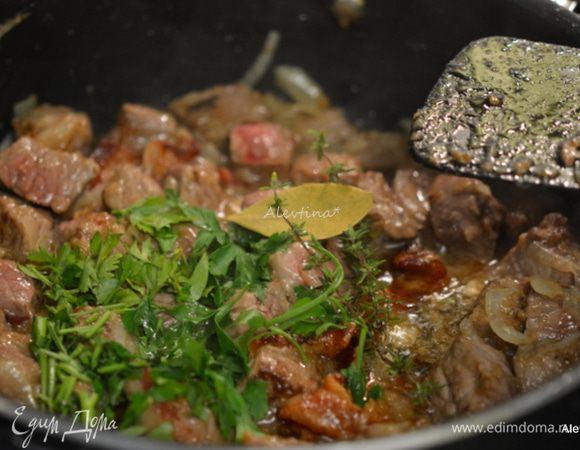 Вернуть на сковороду бекон и лук, добавить петрушку и тимьян, лавровый лист.
