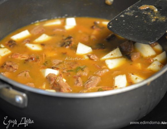 Репу очистить и порезать кубиками. Добавить в блюдо, готовим еще 15 минут под крышкой.
