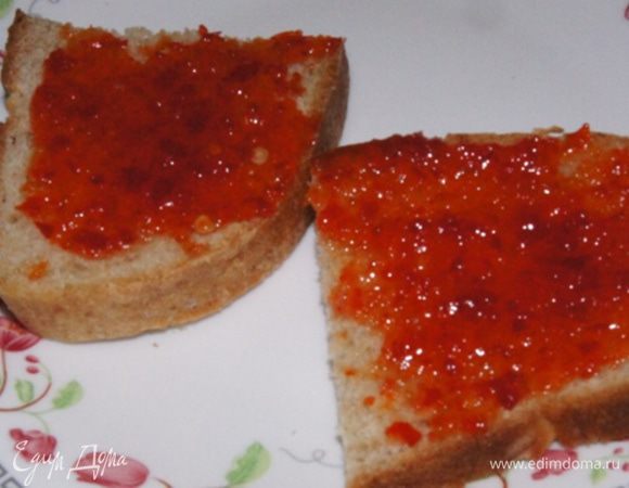Собираем наш сэндвич: оба куска  хлеба смазать  острым соусом, я использовала соус-джем по моему рецепту — http://www.edimdoma.ru/retsepty/76997-sous-dzhem-iz-pertsev-chili.