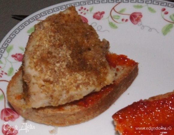 На один кусок кладем куриную котлету. 