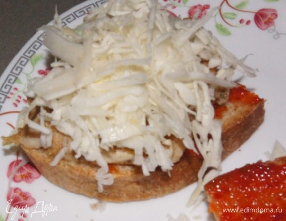 Сверху маринованную  капусту. 