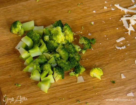 Брокколи разобрать на небольшие соцветия, слегка отварить в кипящей воде, а затем, слив воду, мелко нарезать.