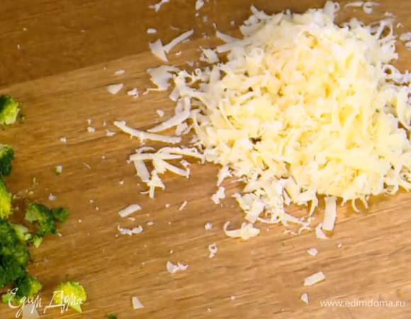 Сыр натереть на крупной терке.