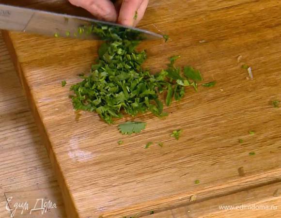 Зеленый лук и кинзу мелко порубить.