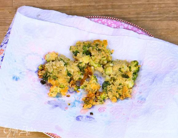 Готовые биточки выложить на бумажное полотенце, чтобы удалить излишки жира.