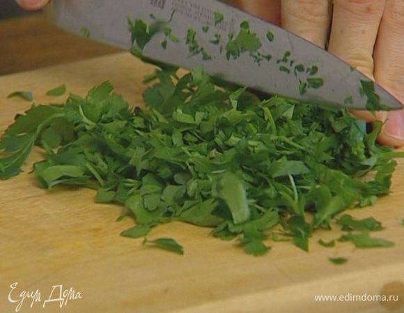 Петрушку мелко порубить.