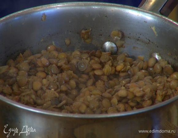 Бульон влить в кастрюлю и разогреть, всыпать в него чечевицу и отварить до готовности.