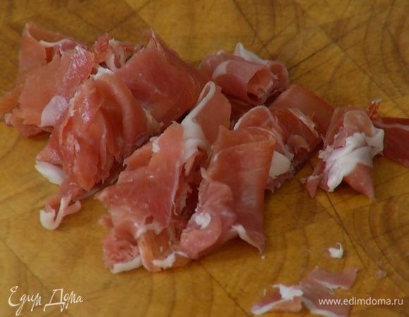 Ветчину порезать маленькими кусочками.