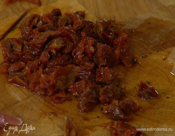 Вяленые помидоры нарезать.