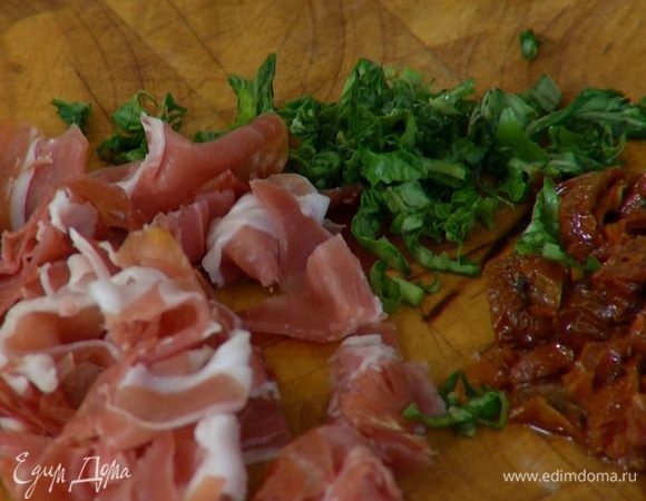 Листья базилика мелко порубить.