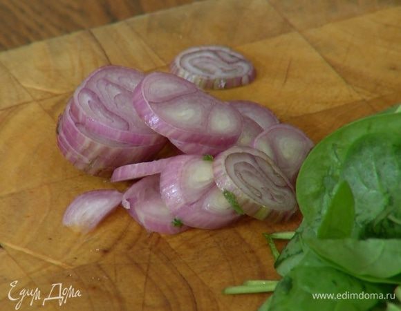 Лук почистить и нарезать кольцами.