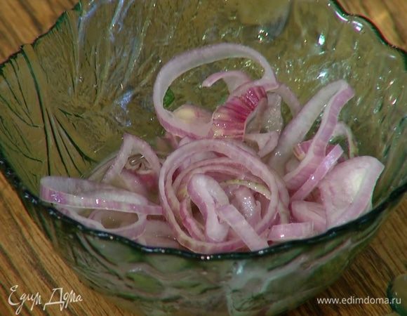 Залить нарезанный лук уксусом и дать ему замариноваться.