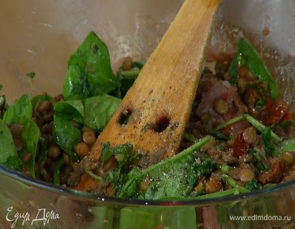 Горячую чечевицу выложить в глубокое блюдо, добавить шпинат и перемешать.