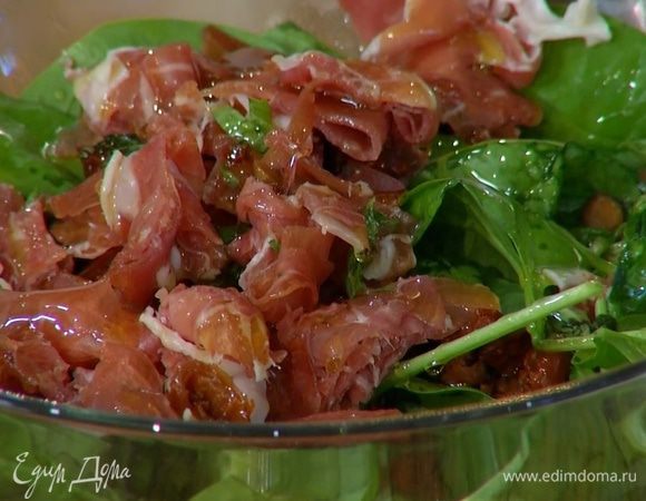 Добавить в салат помидоры и ветчину, сбрызнуть оливковым маслом, посолить, поперчить и все еще раз перемешать.