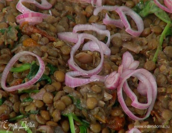 Слить жидкость из лука и посыпать салат луковыми кольцами.